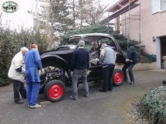 Pose dlicate de la carrosserie sur le chssis : tout doit prendre sa place.