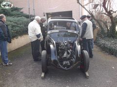 Positionnement de la carrosserie sur les trous de serrage et approche des huit boulons de fixation.